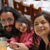 O Douglas, Amelie e Clara durante almoço em Bogotá, na Colômbia